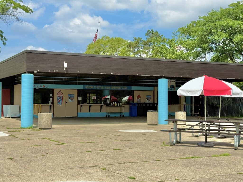 Settlers Cabin Wave pool